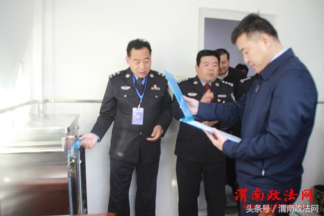 渭南市委常委、组织部长孟小瓒到华州强制隔离治疗中心检查指导工作（图）