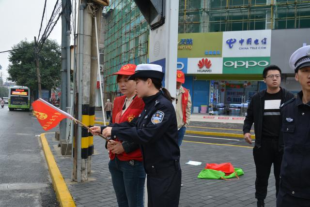 华州公安交警组织开展文明交通进驾校“五个一”宣传活动（图）