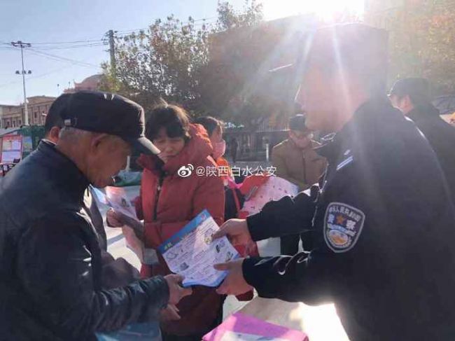 12月4日，@陕西白水公安 组织民警、辅警在苹果广场开展防范电信诈骗宣传活动。