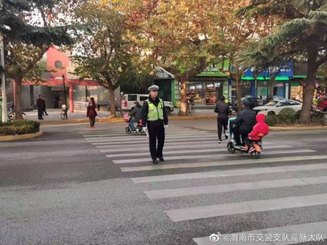 12月4日下午，高新交警大队针对辖区中小学周边车流量大、易致拥堵的实际情况，在渭河花园门口设立“护学岗”，净化校园周边交通秩序。 