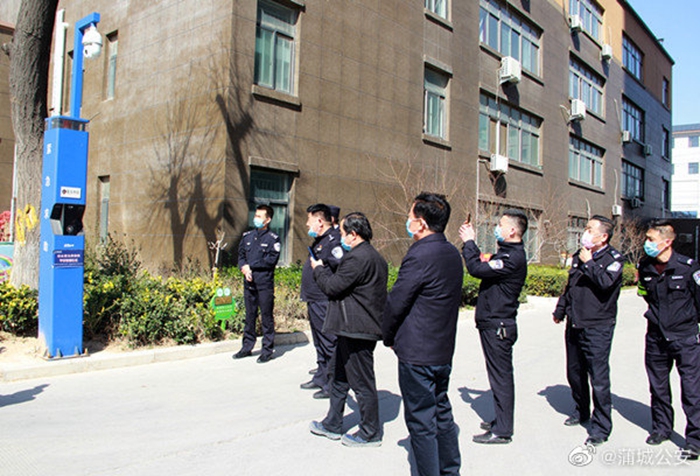 近日，蒲城公安迎宾路派出所所长带领民警及小区代表一行8人，深入白水县参观学习“智慧小区”建设工作。