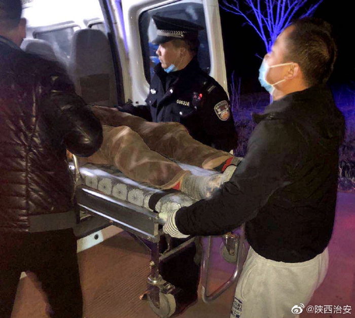 天黑乡道突发车祸，民警医护紧急救助。