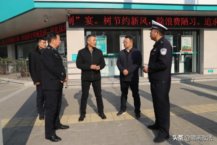 曹红亮、杜向宏实地督导检查城区道路交通秩序和客运站内部安全管理工作