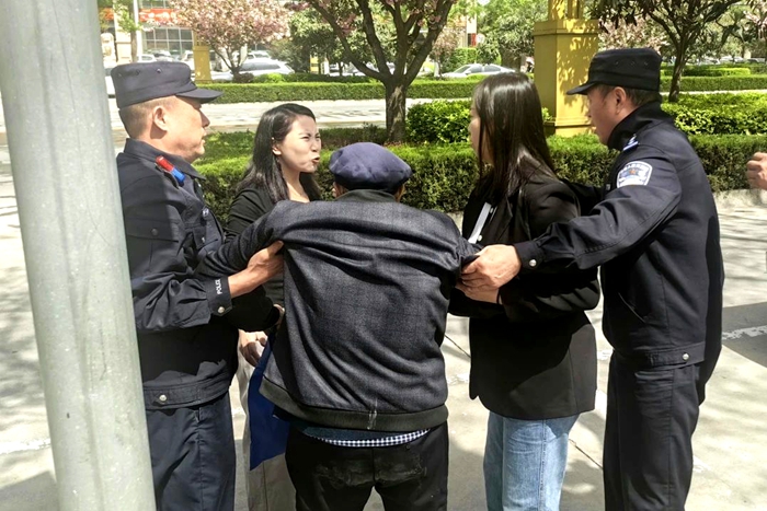 华州公安巡特警救助摔倒老人并助其平安归家。