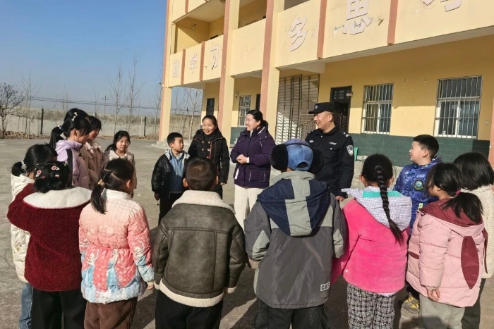 华州公安走进辖区小学开展“金盾护苗”安全教育宣传活动。